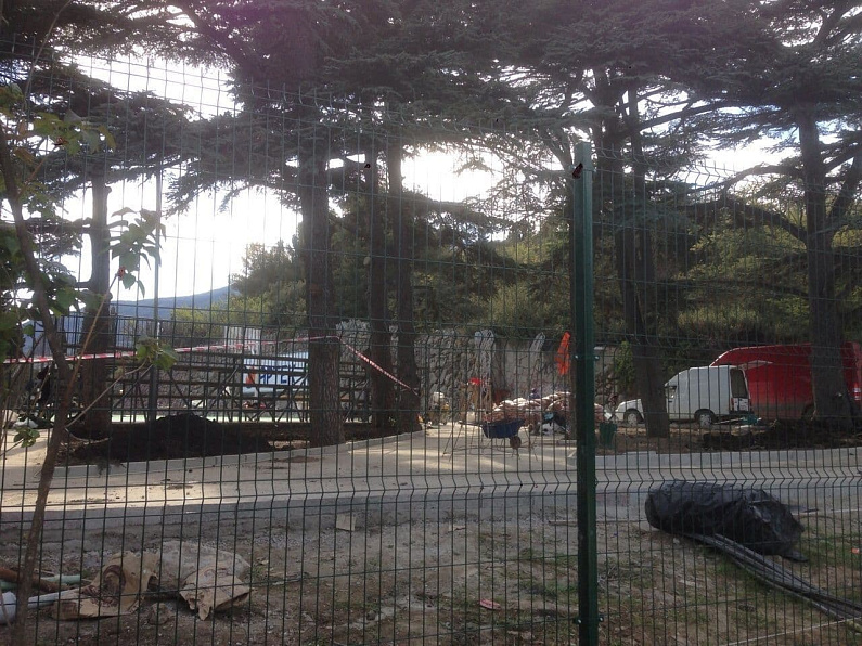 Забор в Артеке - международном детском центре в Крыму